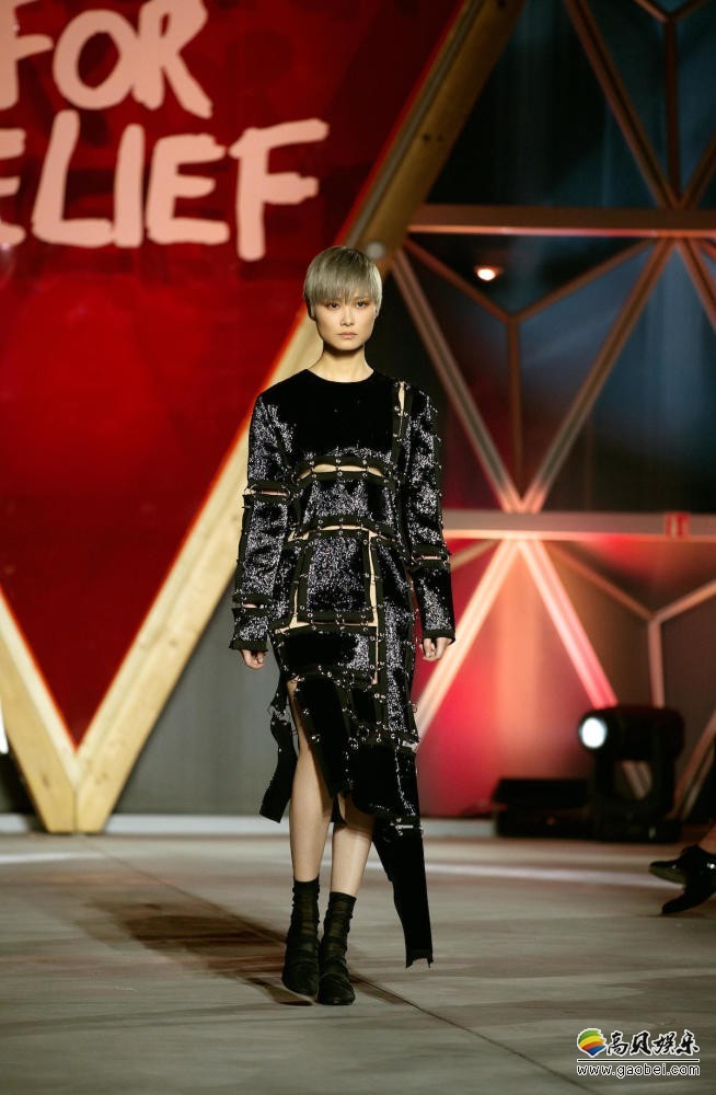 李宇春出席在戛纳举行的Fashion for Relief慈善时装秀