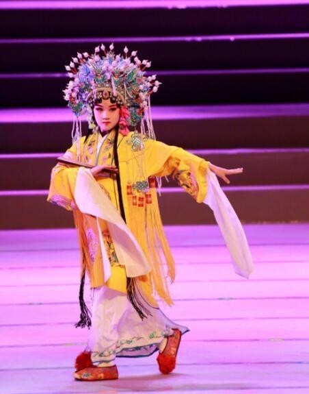 陆毅晒出一组大女儿贝儿表演京剧的照片