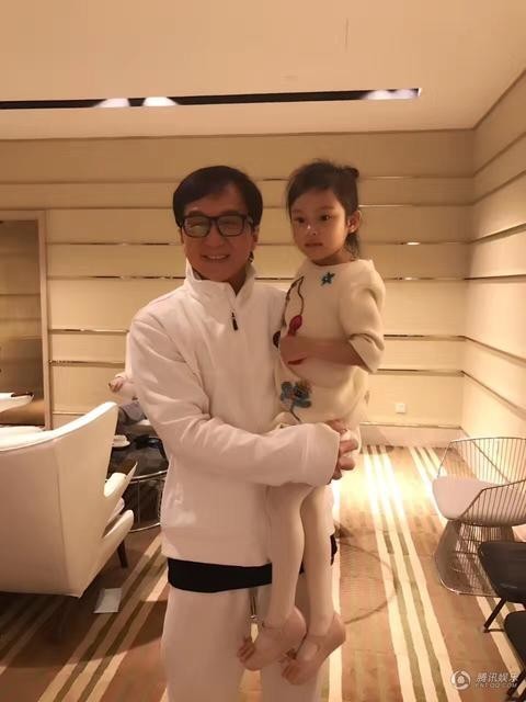 冯小刚新作举办发布会，甜馨也现身