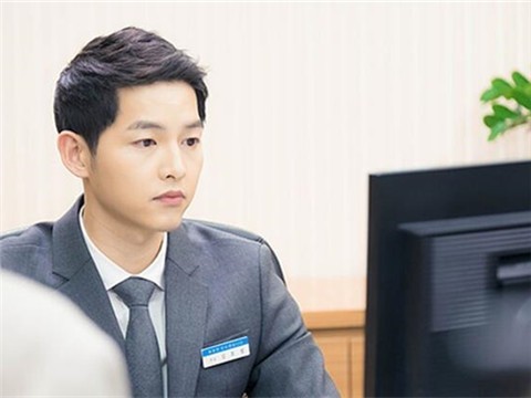 演员宋仲基出席了曾任人气剧《太阳的后裔》化妆师的婚礼