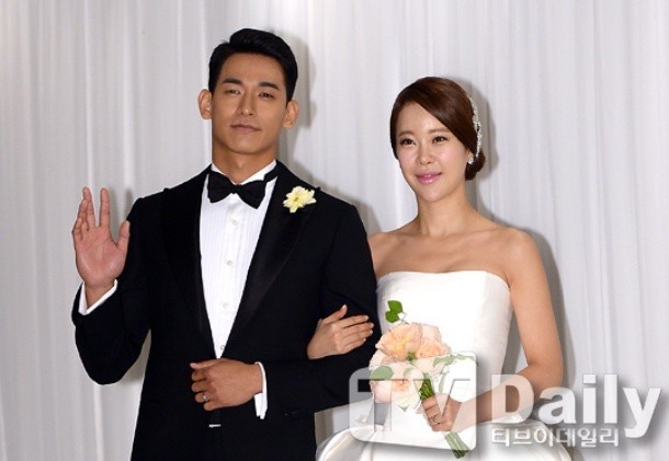 白智英于22日凌晨顺产生下一女