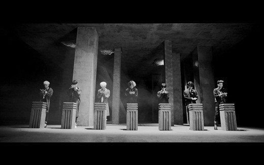 男团iKON的双主打歌之一《B-DAY》的预告视频公开