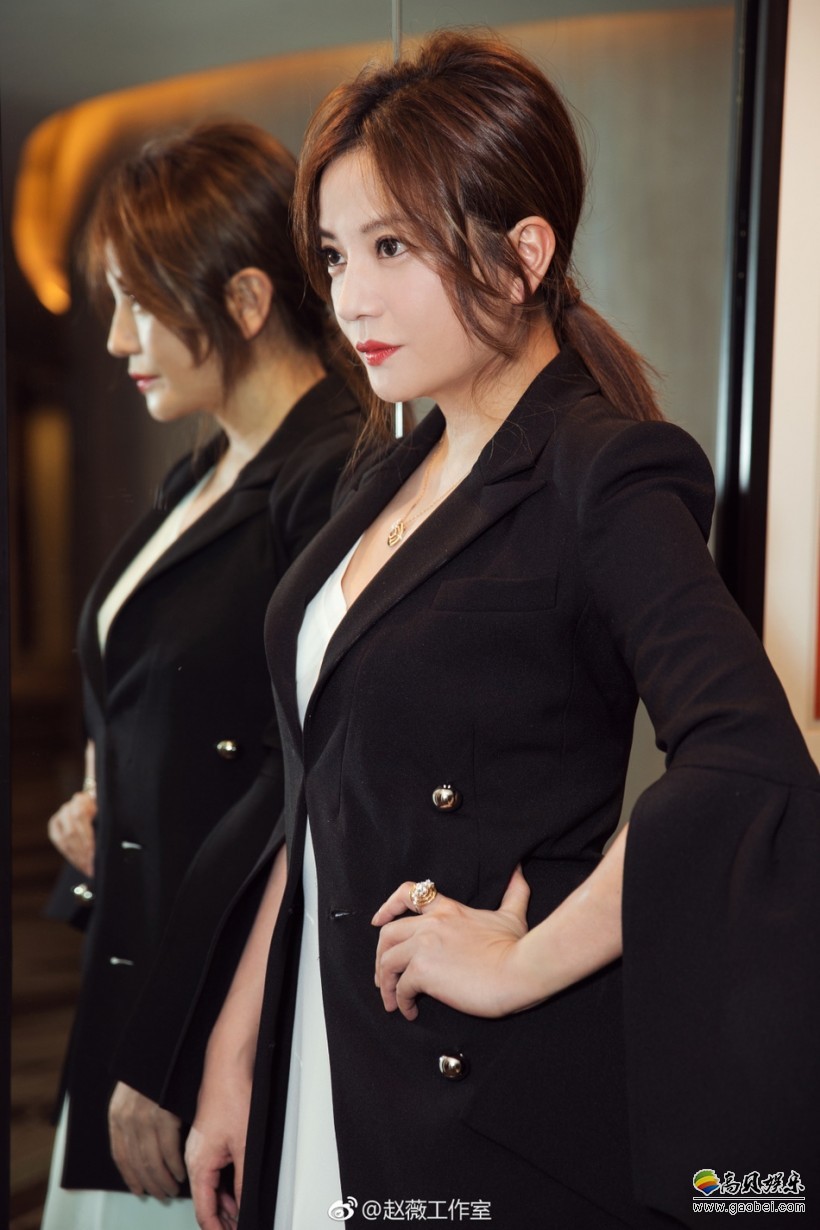 昨日赵薇现身上海某活动