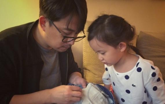 孙莉晒出黄磊做针线活的照片