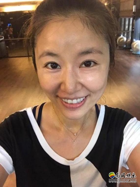 林心如晒出一张自己在室内运动的自拍照