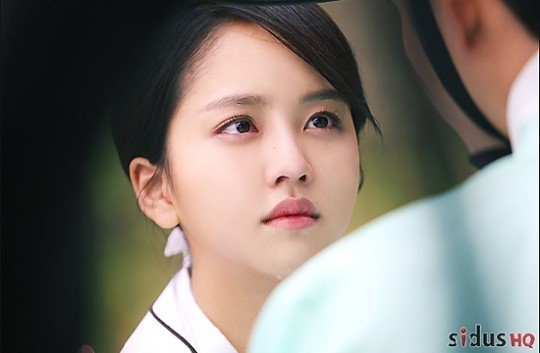 韩国女艺人金所炫公布了金所炫在拍摄《君主》现场照