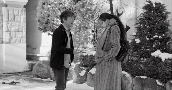 洪尚秀对自己当下的御用女演员金敏喜的深情无处不在