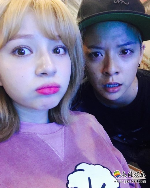 f(x)成员Amber与女歌手Shannon的合影公开
