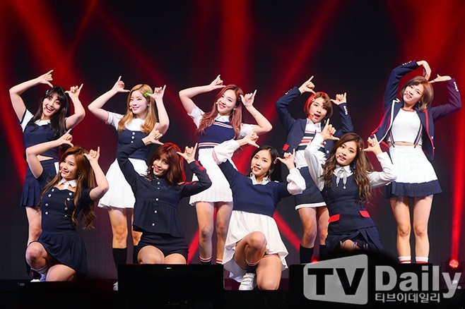 女团TWICE於15日发行了迷你四辑《signal》