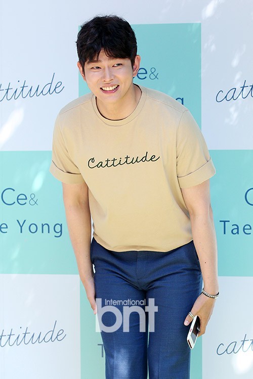 韩国演员尹均相出席了某品牌宣传活动