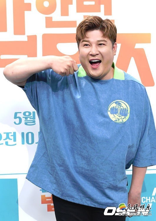 SuperJunior成员神童出席了《一起吃饭》节目新闻发布会