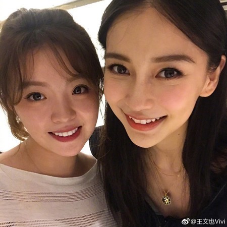 23日时和著名制作人王中磊19岁女儿合照