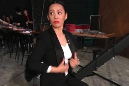 宁静在微博晒出自己的自拍照