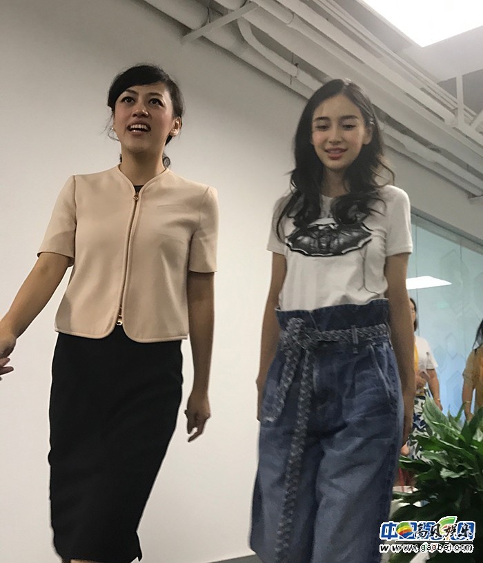 有网友爆料称angelababy低调现身某公司
