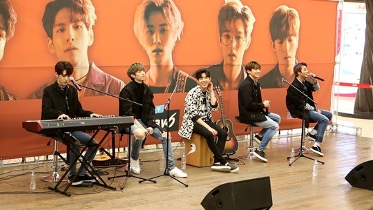 DAY6 演出现场遇到各种突发状况
