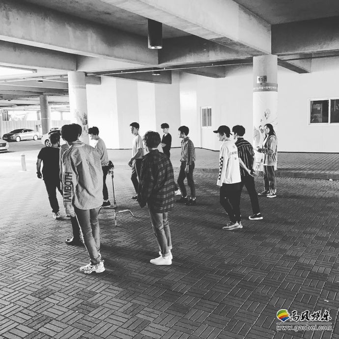 EXO举办安可演唱会，成员LAY虽因事缺席