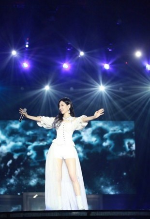 泰妍演唱会问粉丝喜欢哪首 台下却喊着TWICE的歌曲《TT》