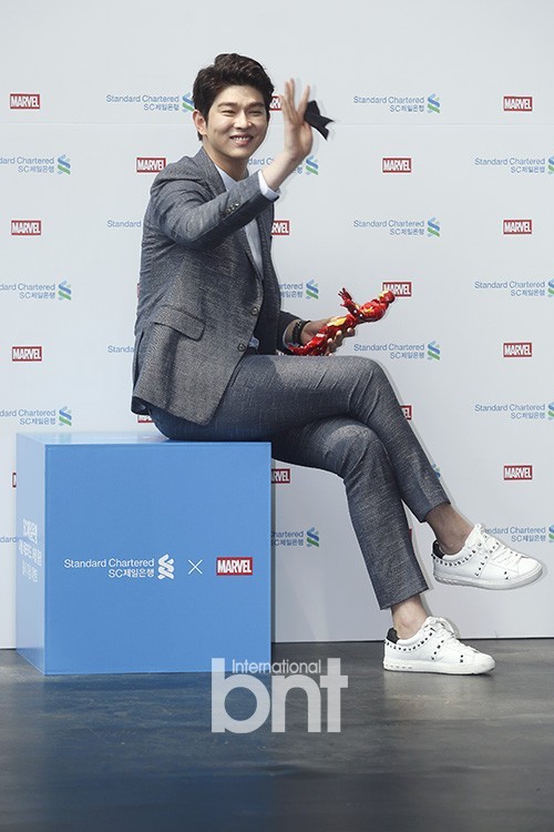 尹均相出席代言活动 表情鬼马可爱帅气