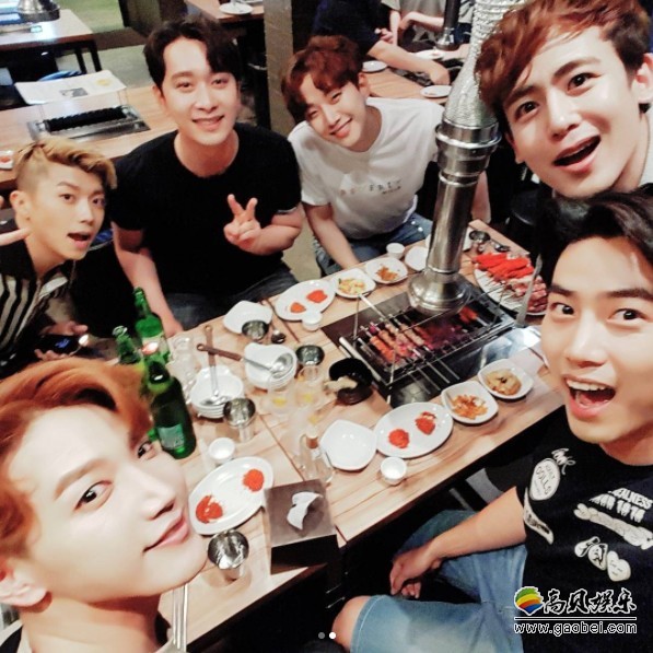 久违的 2PM 大合照！全员到齐的画面超温馨