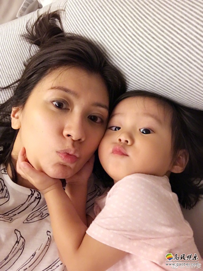 贾静雯29日晚发微博晒自己厨艺