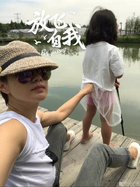 马伊琍晒出一组带小女儿一同度假游玩的照片