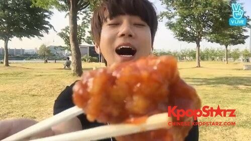 黄致列通过Naver V App进行了直播，与粉丝们进行了交流