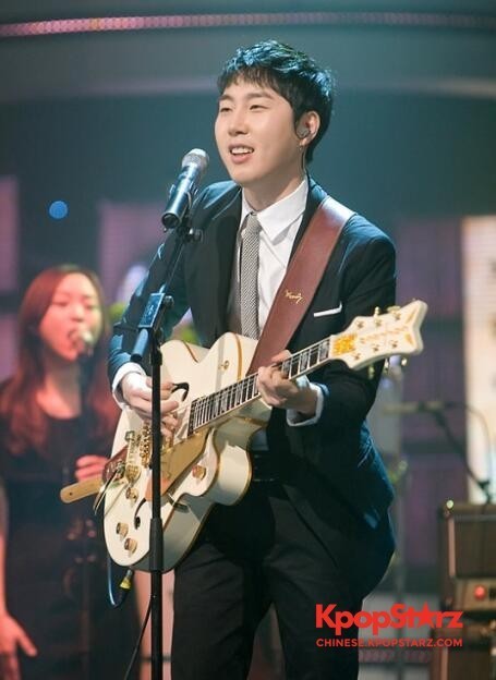 前乐队Busker Busker主唱张凡俊已经在本月的15日入伍