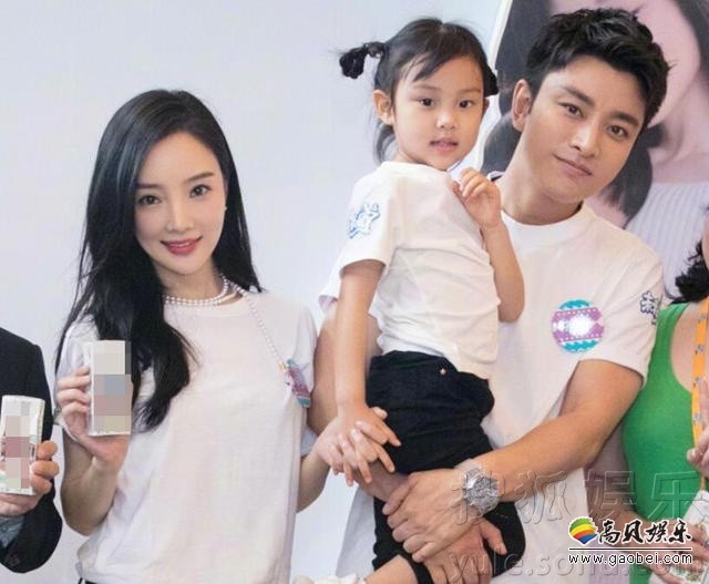 贾乃亮在微博晒一家游迪士尼的照片