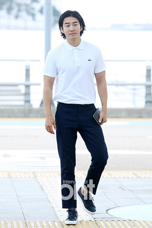 演员尹启相仁川国际机场出发,前往法国巴黎参加某品牌活动