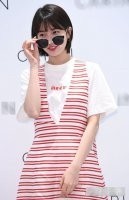 裴秀智现身某品牌活动，清新白T 条纹背带裙美艳动人