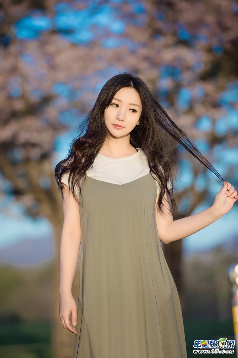 柳岩微博发布一组美图喊话“六月 你好”