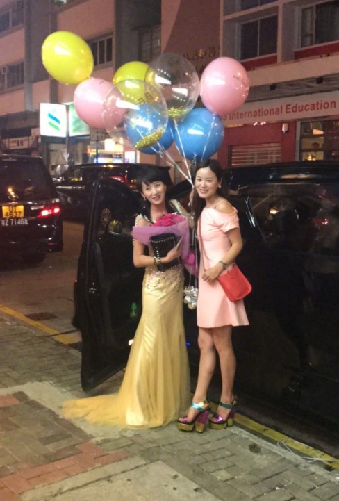 李念晒出闺蜜为自己庆生的照片