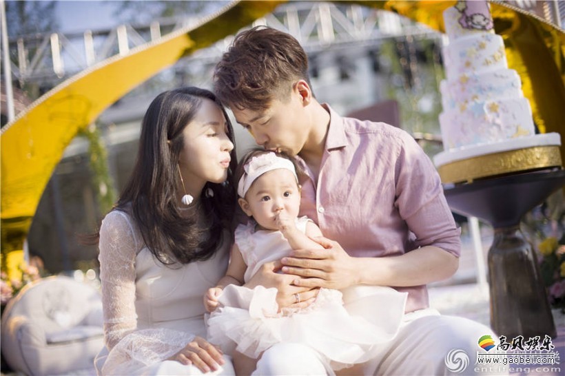 高云翔、董璇夫妇为女儿“小酒窝”庆祝一周岁生日