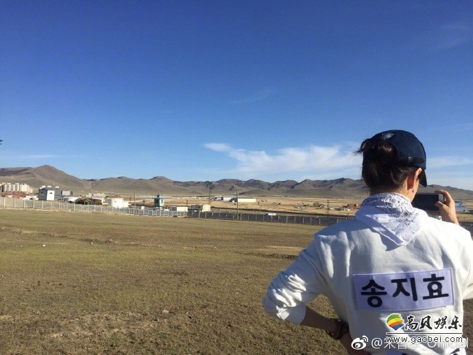 宋智孝在微博写道：“昭旻给我拍照了….​​​​”并公开一组照片