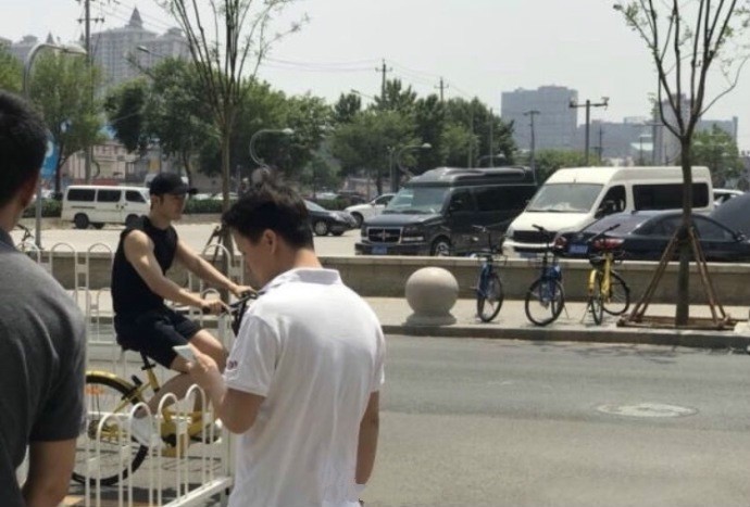 有网友偶遇黄晓明在北京骑共享单车出行