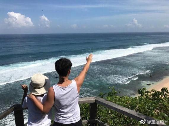 孙怡24岁生日，董子健通过微博晒两人背影照