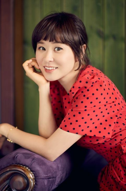 演员崔江姬接受采访，谈及其代表词“童颜女星”