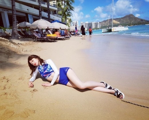 HANI今天在社交网站发布了一张自己在夏威夷拍摄的写真