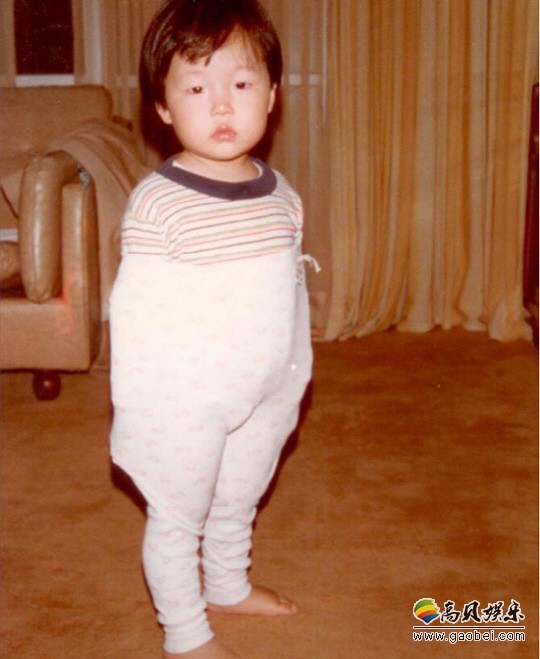 鸟叔PSY在自己的ins上分享了一张小时候的照片 表情十分可爱