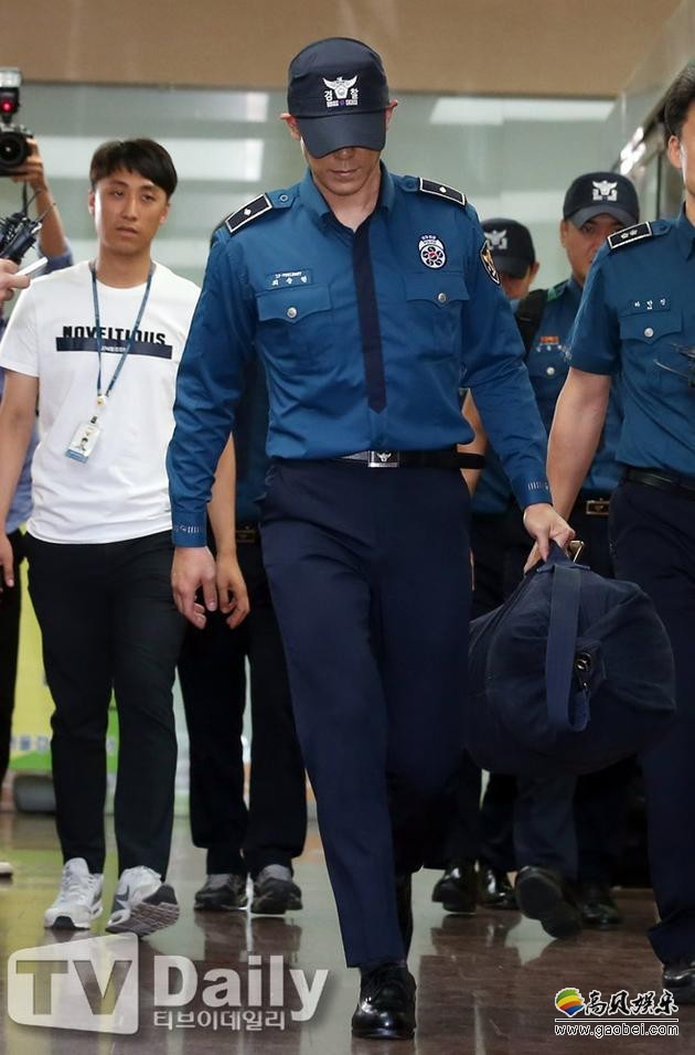 涉嫌吸毒被公诉的BigBang成员TOP失去意识晕倒