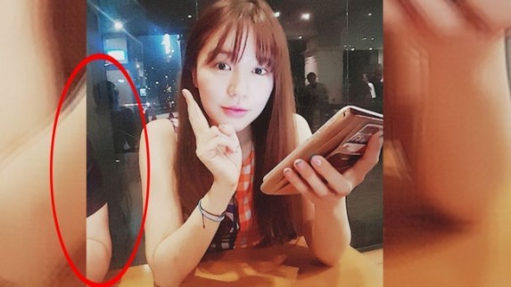 尹恩惠后边的玻璃门上反射出男人的形象，尹恩惠可能恋爱中