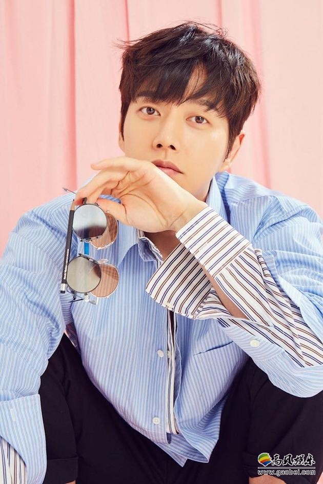 朴海镇一改剧中高冷严峻的形象，尽显幽默亲切的性格