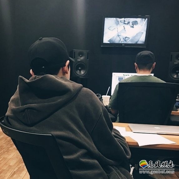 EXO早前宣布将於夏季回归，灿烈也在Instagram上透露了讯号啦