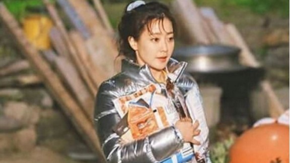 金喜善近日就在Instagram上上传《岛剑客》时的花絮