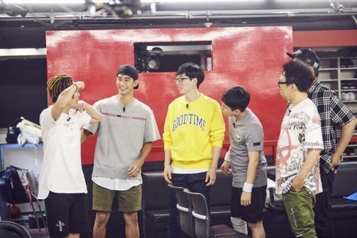 金秀贤与节目成员们展开保龄球大战，打到第二天凌晨