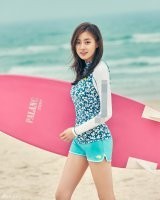 韩国女艺人姜素拉近日为代言品牌拍摄了一组最新宣传照