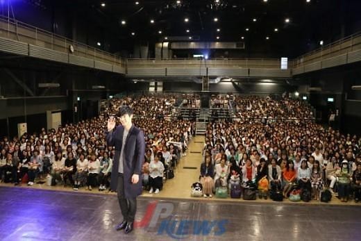 歌手金贤重携新专辑《风车 re：wind》回归日本乐坛