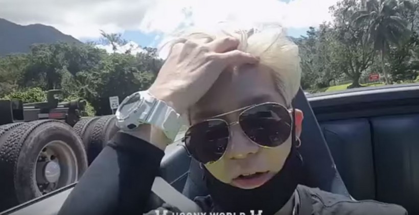 HOONY WORLD上面发布一段主唱大人在夏威夷开车的小影片片段
