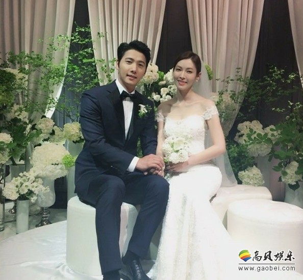 NAMOOACTORS方面公开旗下演员金素妍的结婚照，引来众人关注