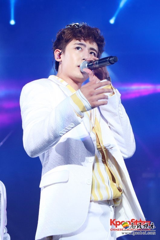 佑荣提到Nichkhun说道:"他正在海外进行着拍摄。" 佑荣提到Nichkhun说道:"他正在海外进行着拍摄。"